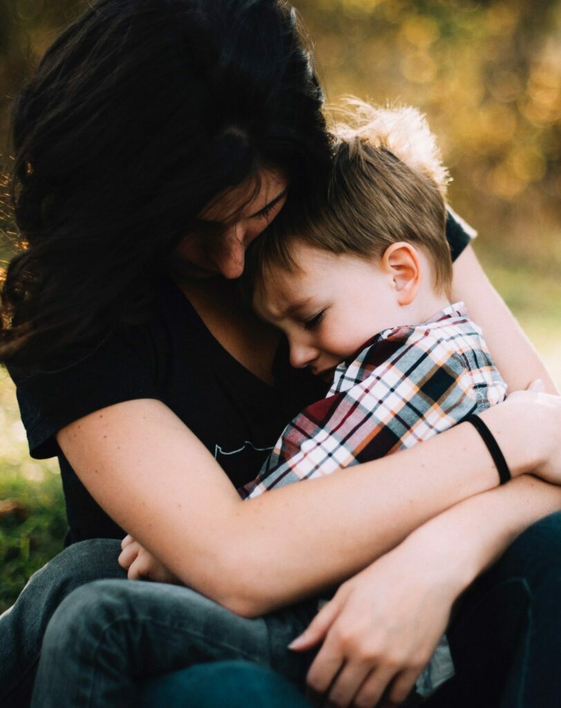Młoda kobieta przytulająca małego chłopca